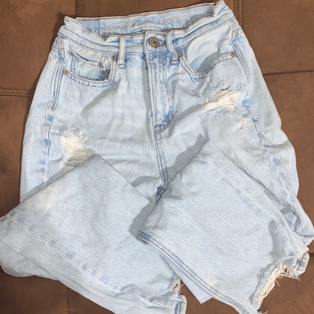 Size 0 American eagle mom jeans (used / like new) fits good , fits baggy